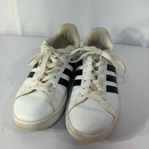 🍴 Adidas, black and white vegan sneakers